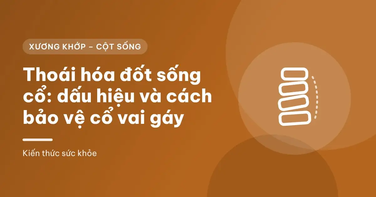 Người làm văn phòng đưa tay xoa vùng cổ vai gáy bị mỏi khi ngồi trước máy tính